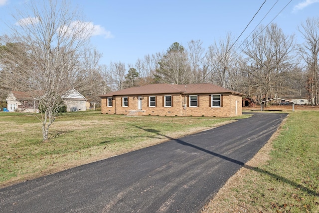 single story home featuring a front lawn