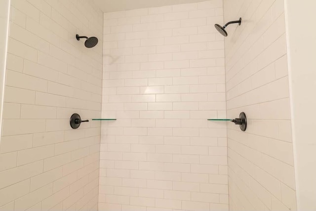 bathroom featuring tiled shower