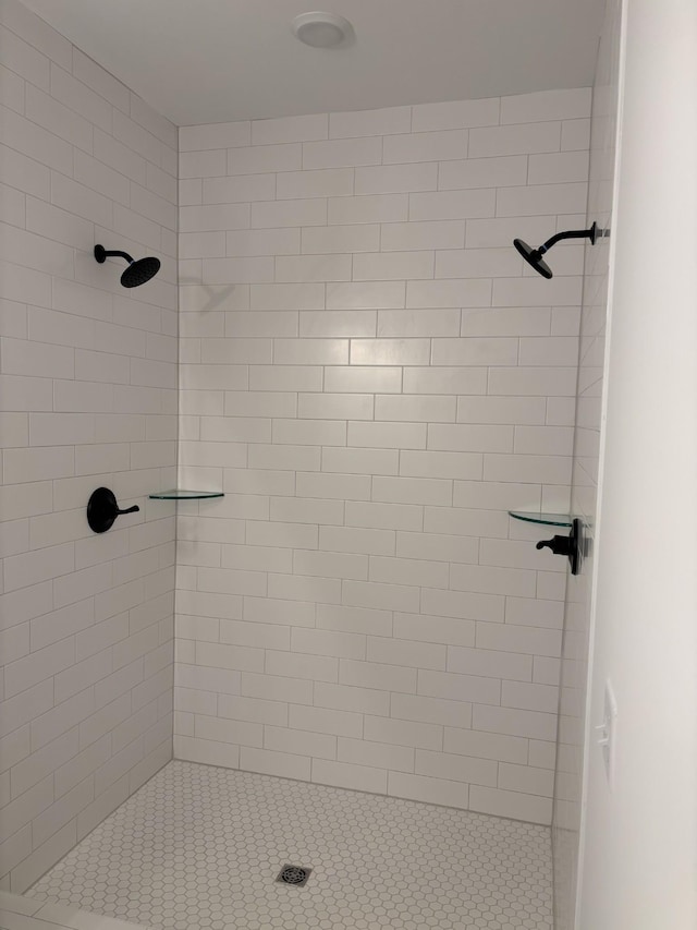 bathroom featuring tiled shower