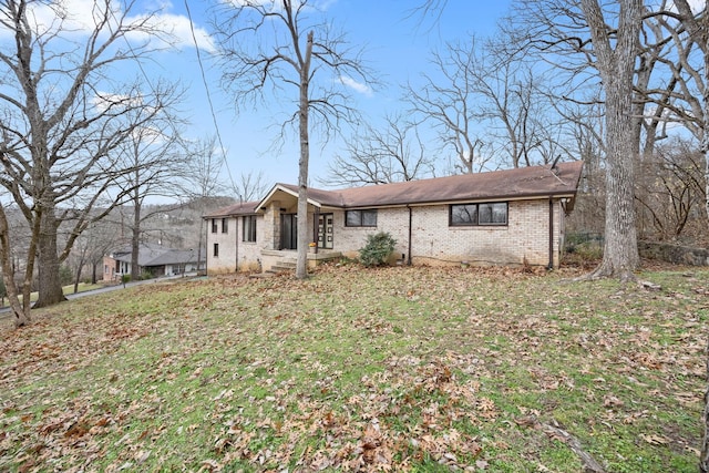 view of front of property featuring a front lawn