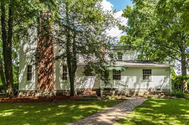 view of front facade with a front lawn