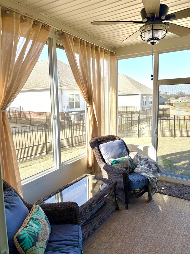 sunroom with ceiling fan