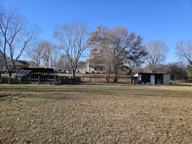 view of yard featuring an outbuilding