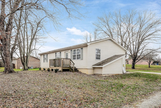 view of front of property featuring a front yard