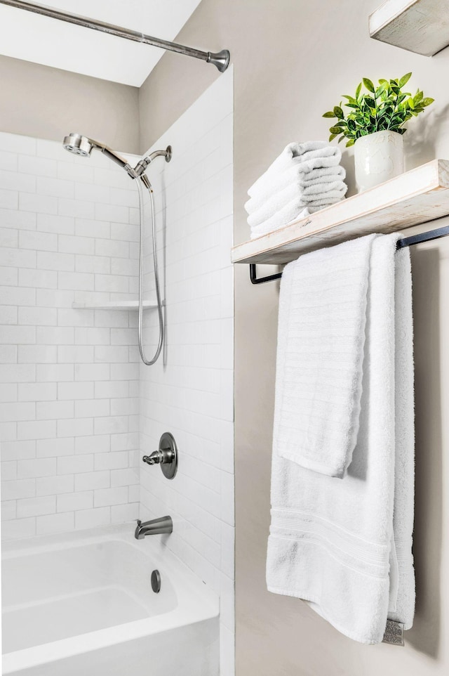 bathroom with tiled shower / bath combo