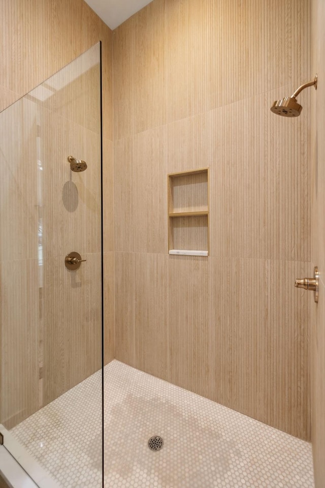 full bath with tiled shower