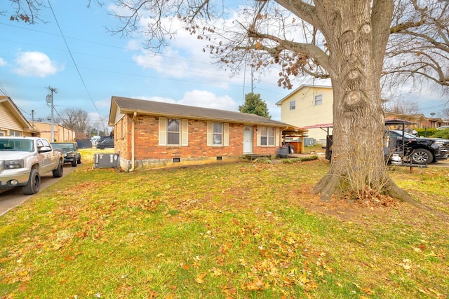 view of front of property with a front lawn