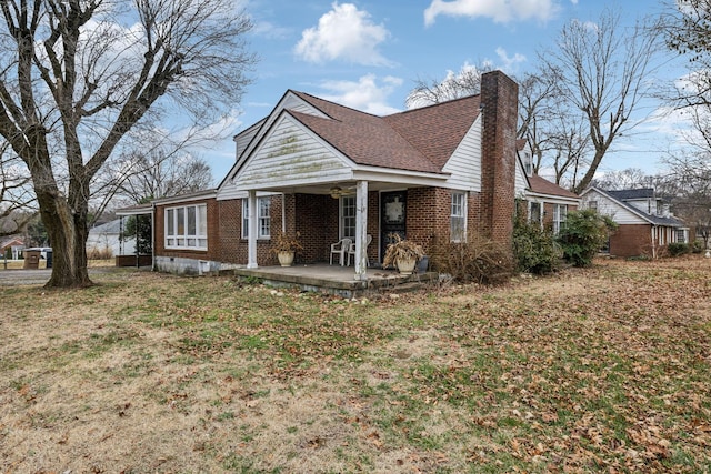 view of front of property with a front lawn