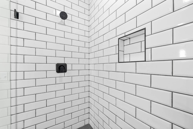 bathroom featuring a tile shower