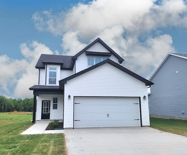 view of front facade featuring a front lawn