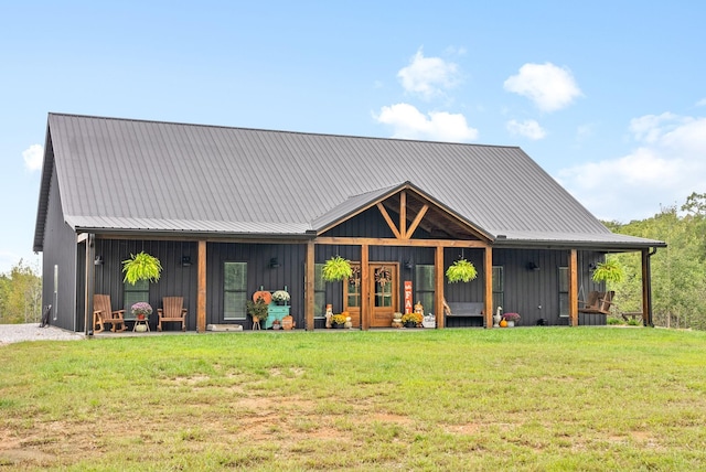 view of front of property featuring a front yard