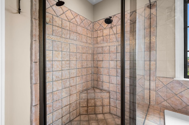 bathroom featuring a tile shower