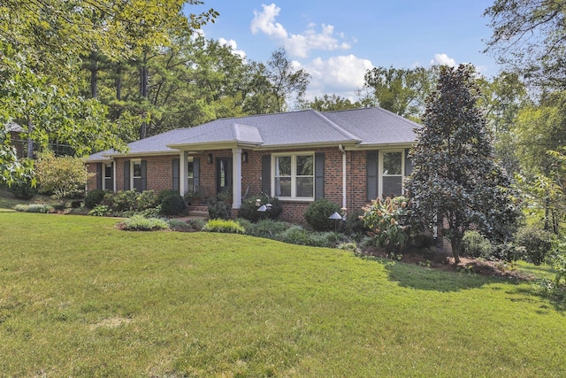 ranch-style home featuring a front lawn