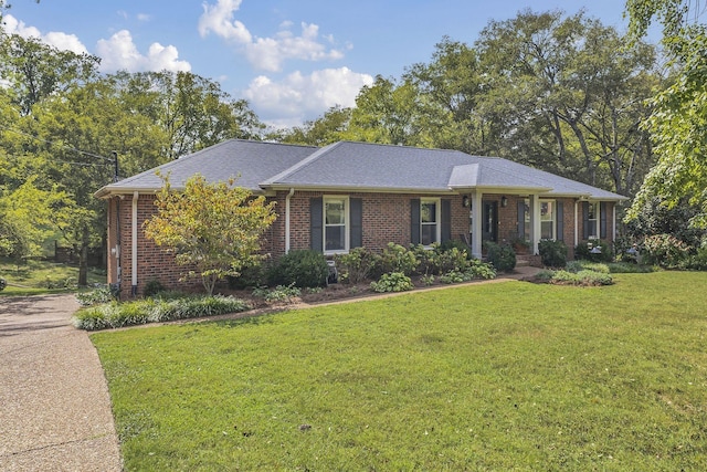 ranch-style house featuring a front yard