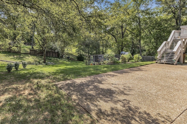 view of yard with an outdoor structure