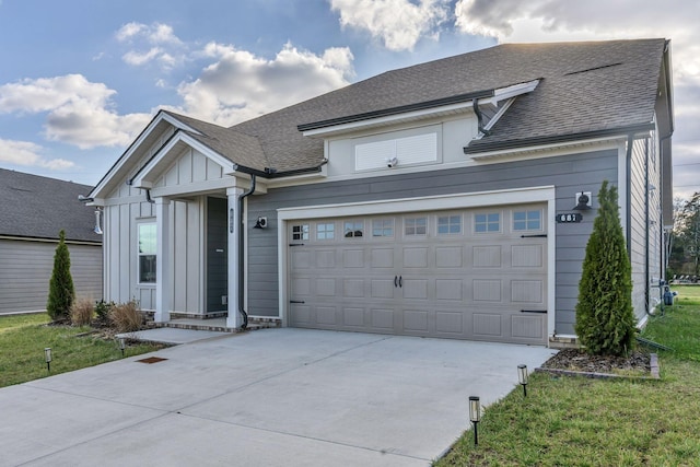 view of front of property featuring a front yard