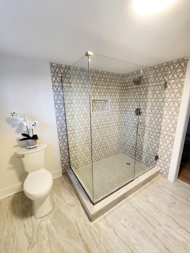 bathroom with toilet and tiled shower