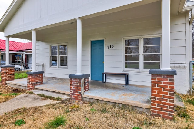 entrance to property featuring covered porch