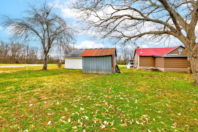 view of yard featuring a shed