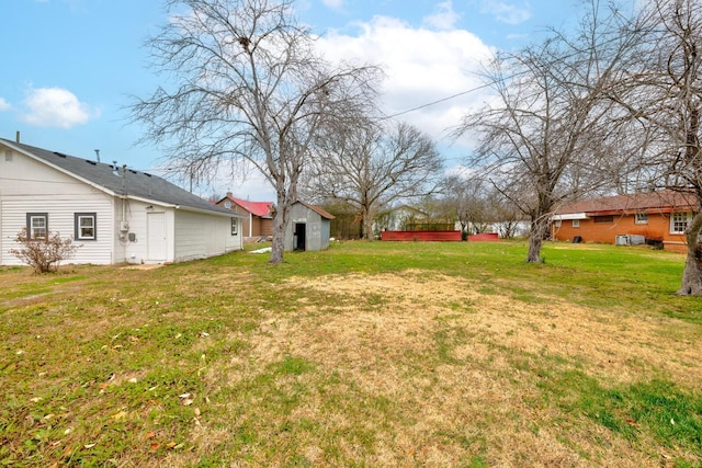 view of yard featuring a storage shed