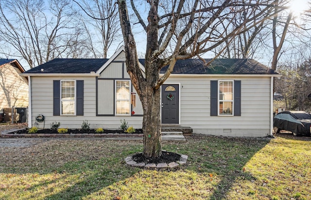 bungalow-style house featuring a front lawn