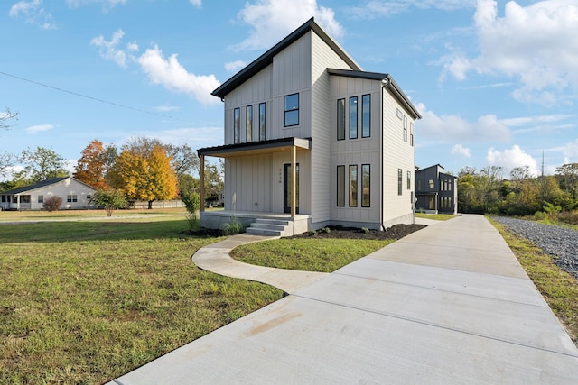 view of front of property featuring a front lawn