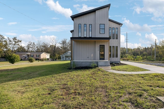 view of front facade featuring a front yard