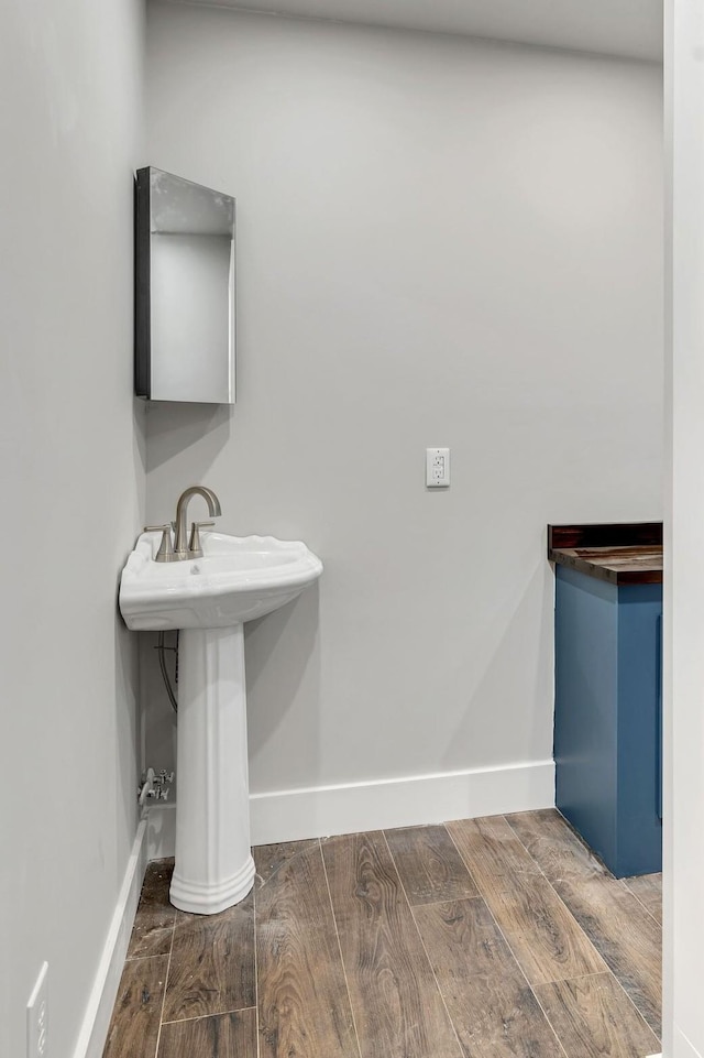 235 Union Ridge Rd, Wartrace, TN 37183 - bathroom featuring baseboards and wood finished floors