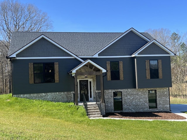 view of front of house featuring a front lawn