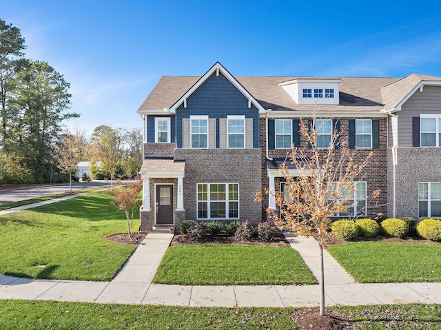 view of front of property featuring a front lawn