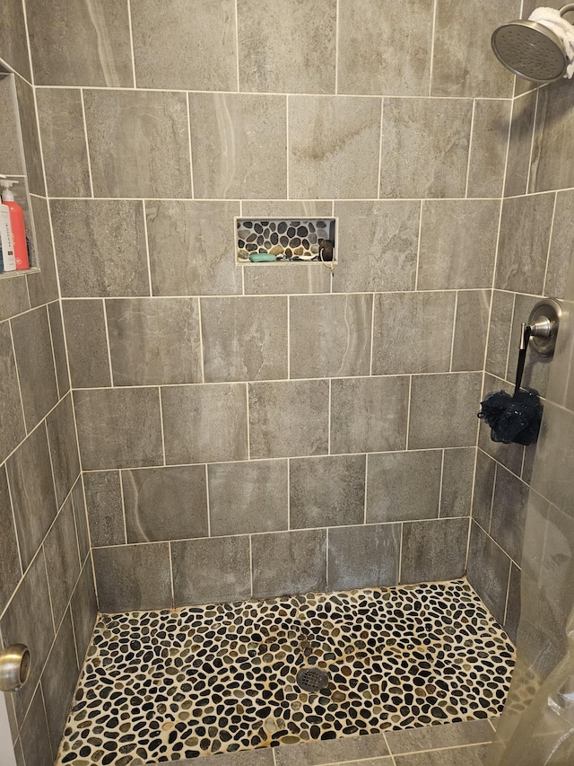 bathroom featuring tiled shower