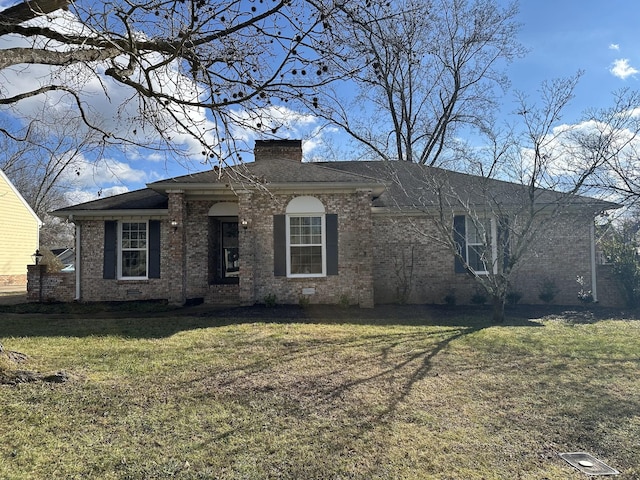 view of front of property featuring a front lawn