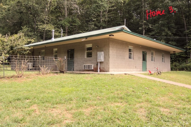 single story home with a front yard