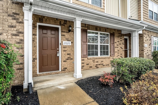 property entrance featuring a porch