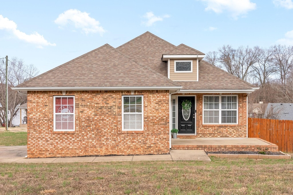 view of front facade with a front yard