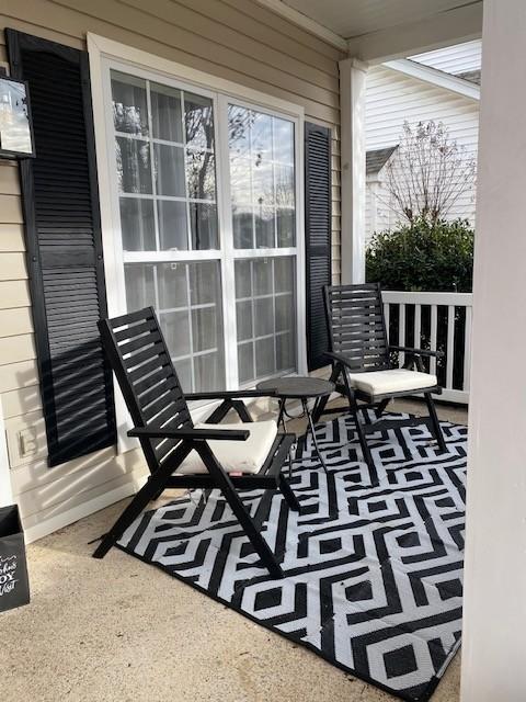 balcony featuring covered porch