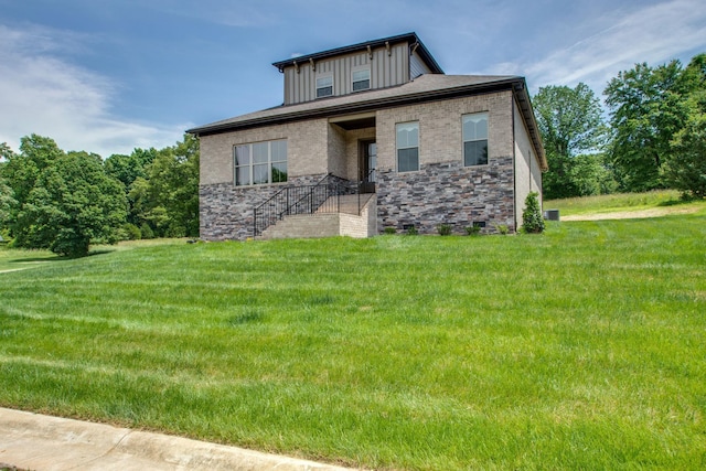 view of front facade with a front lawn