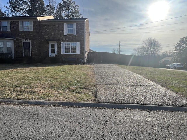 view of front of house featuring a front yard