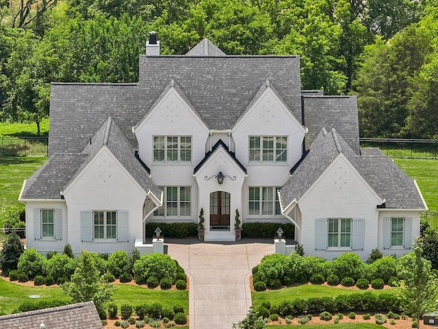 view of front facade featuring a front yard