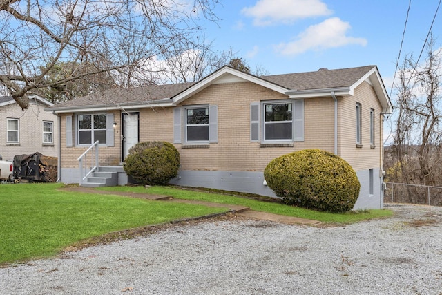 view of front of property featuring a front lawn