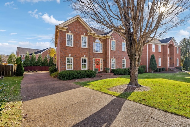 view of front of home featuring a front lawn