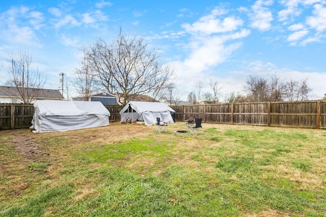 view of yard with an outbuilding