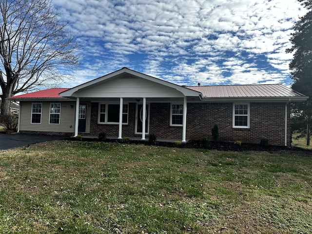 single story home with a front lawn