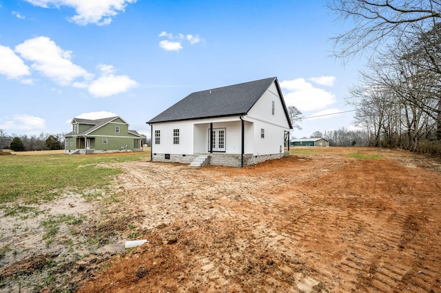 view of front of house with a front lawn