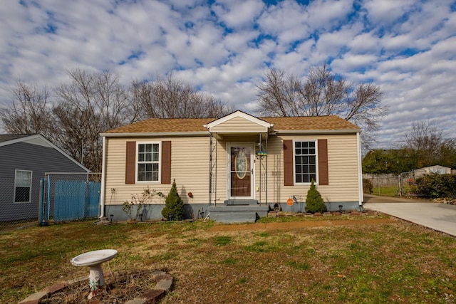 view of front of property featuring a front yard