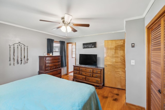 bedroom featuring light hardwood / wood-style flooring, ceiling fan, and crown molding