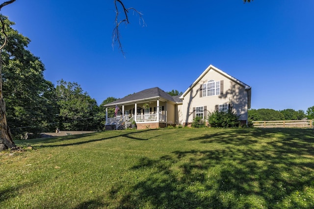 view of front facade featuring a porch and a front yard