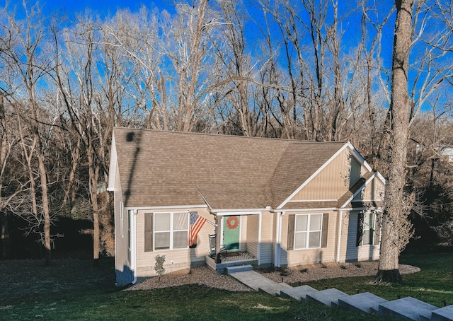 view of front of property featuring a front yard