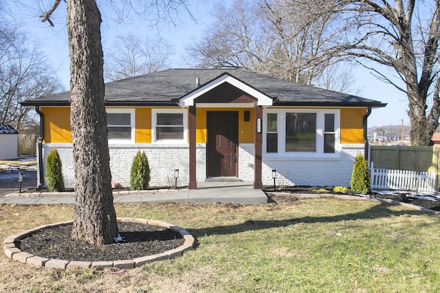 single story home with a front yard