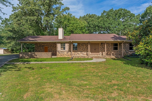 ranch-style home featuring a front yard